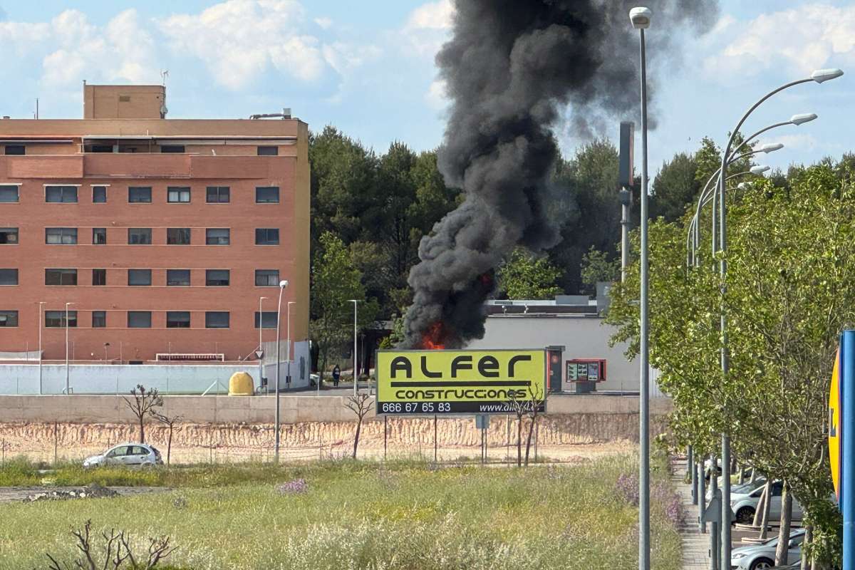 Columna de humo negro saliendo desde el contenedor de residuos