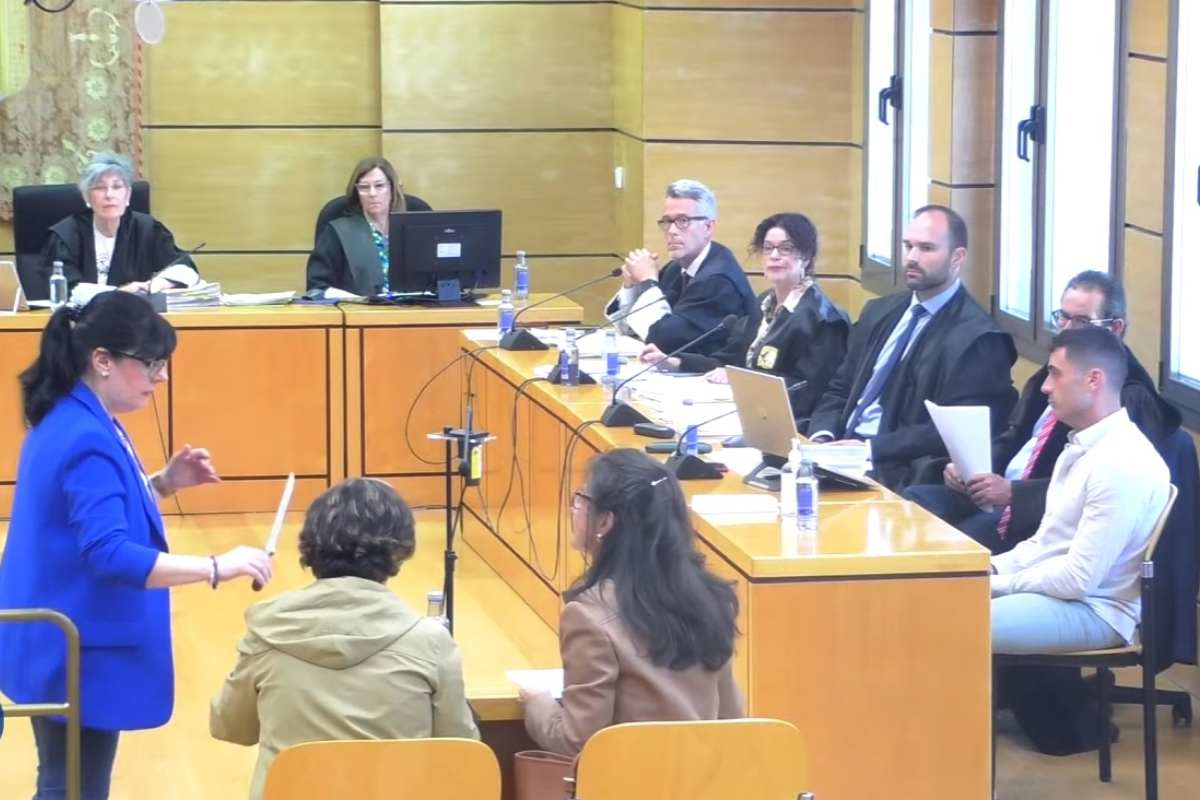 Dos de las forenses inspeccionan el arma homicida