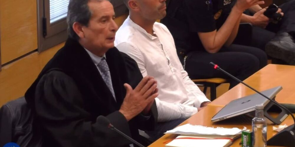 El abogado de la defensa y el acusado de asesinar a su pareja