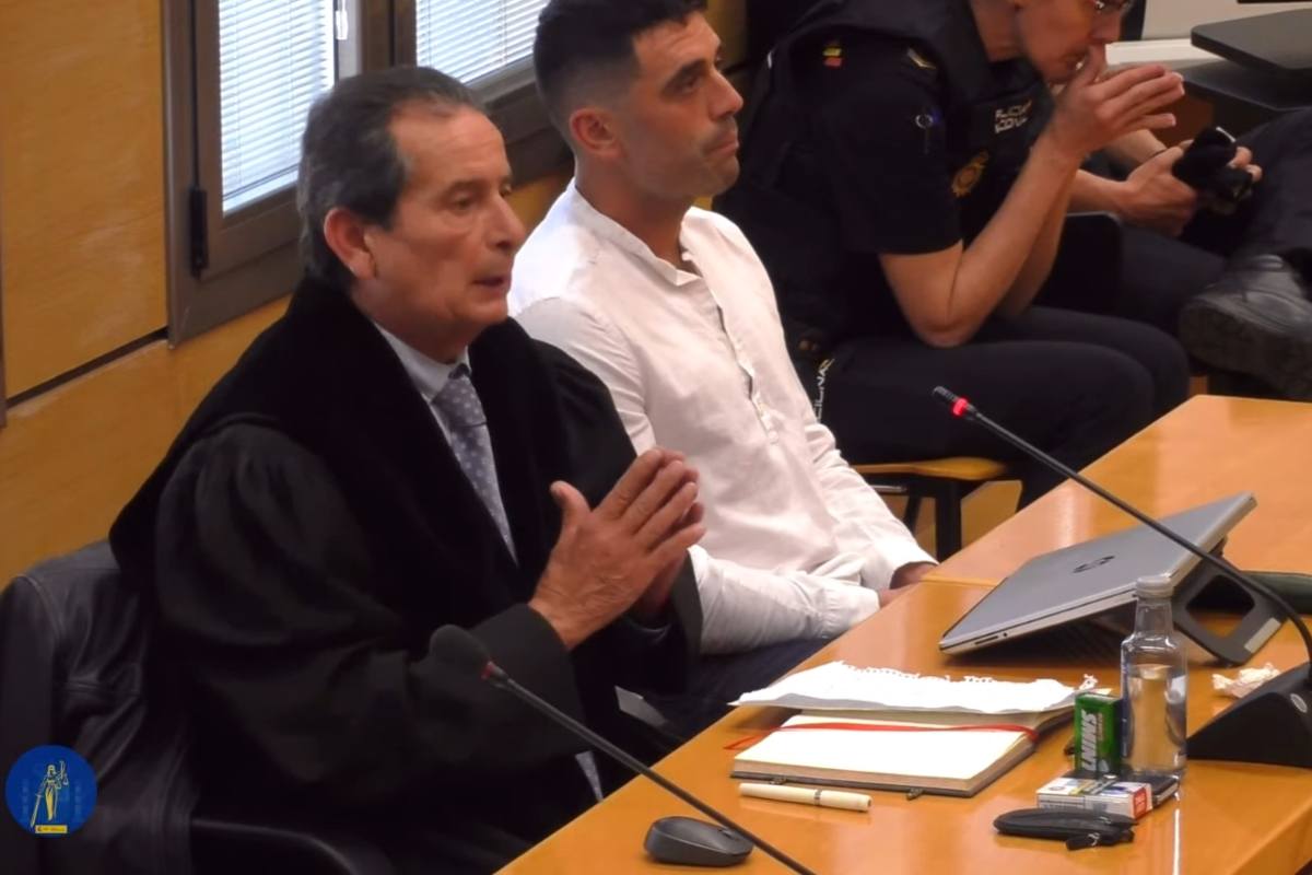 El abogado de la defensa y el acusado de asesinar a su pareja