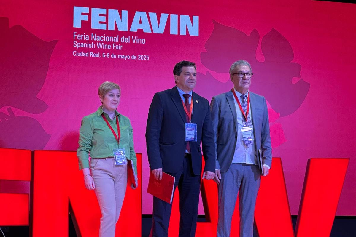 El presidente de la Diputación, acompañado del director de la feria y la responsable política de Fenavin, durante el balance de la edición 2025