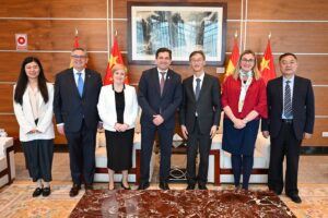 El presidente de la Diputación junto al embajador chino en el centro de la imagen