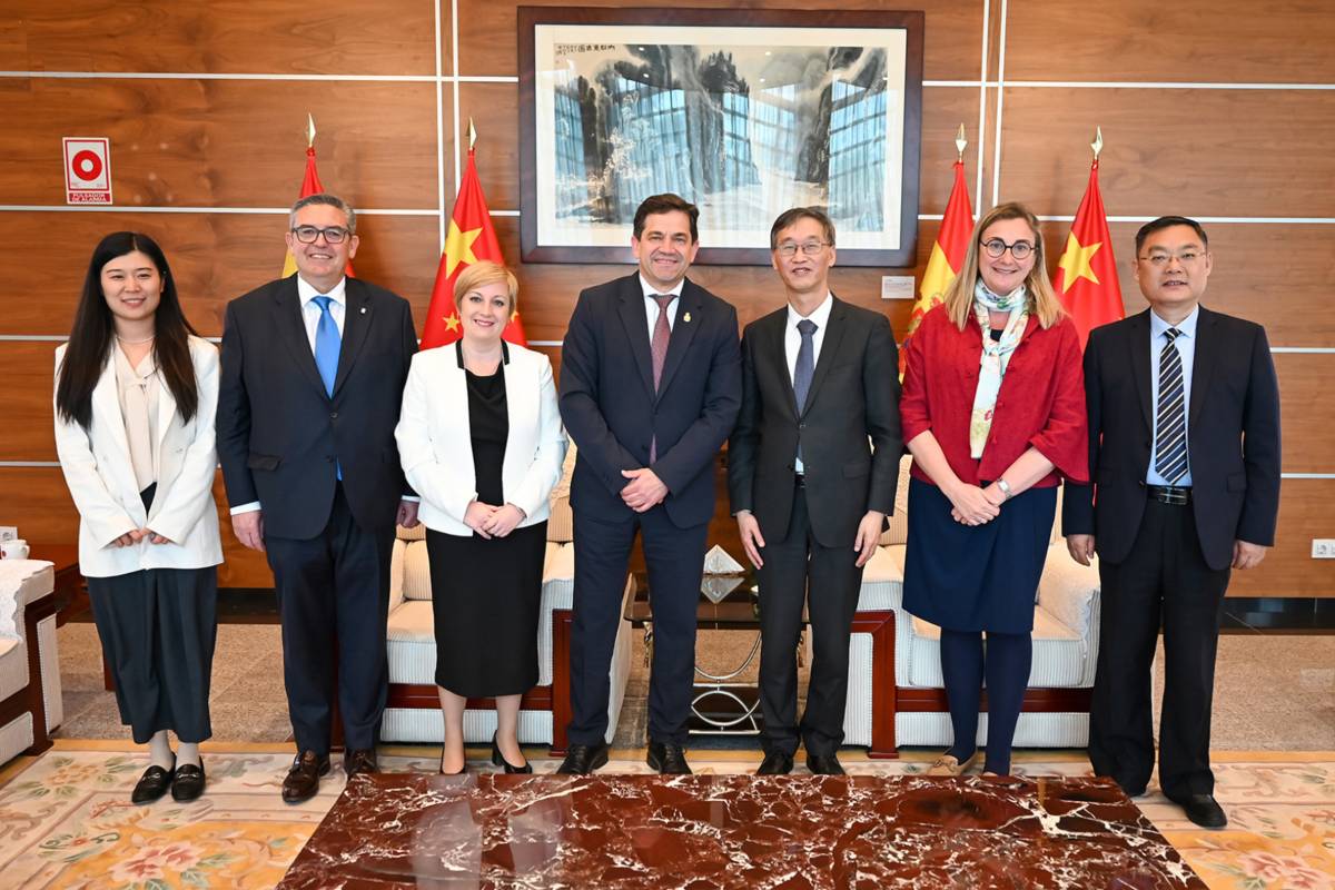 El presidente de la Diputación junto al embajador chino en el centro de la imagen