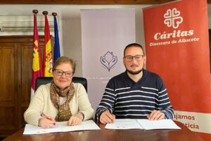 Firma del convenio entre Cáritas Albacete y el Ayuntamiento de Letur para la construcción de un Centro de Mayores en la localidad