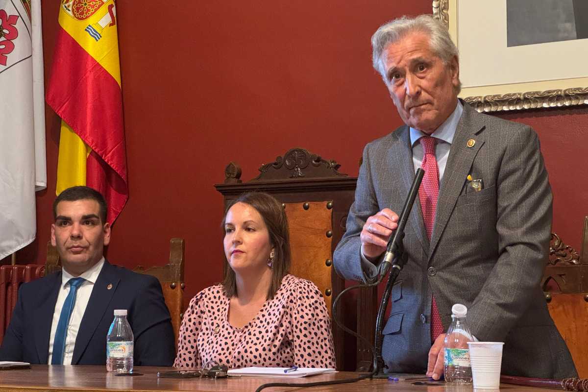 Francisco Ureña tras ser elegido alcalde de Almagro al prosperar la moción de censura. A la izquierda, el ya exalcalde del municipio, Francisco Javier Núñez