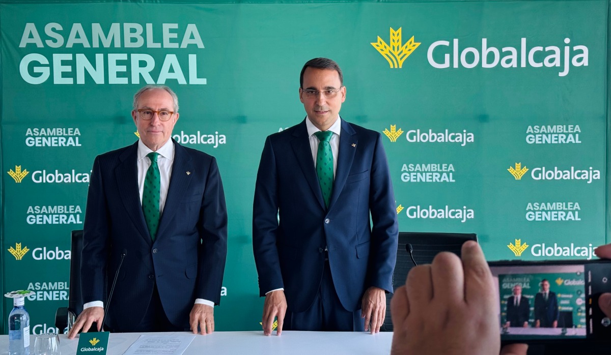 El presidente de Globalcaja, Fernando Mariano León Egido, junto a Pedro Palacios, director general de la entidad