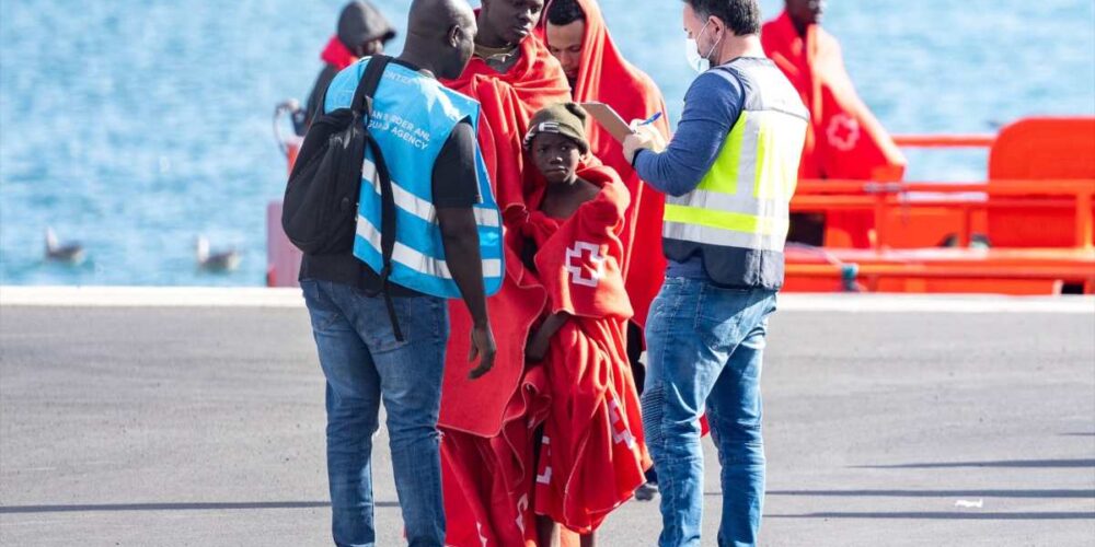 Imagen de archivo de varios migrantes llegando por mar a Canarias - Foto: Europa Press