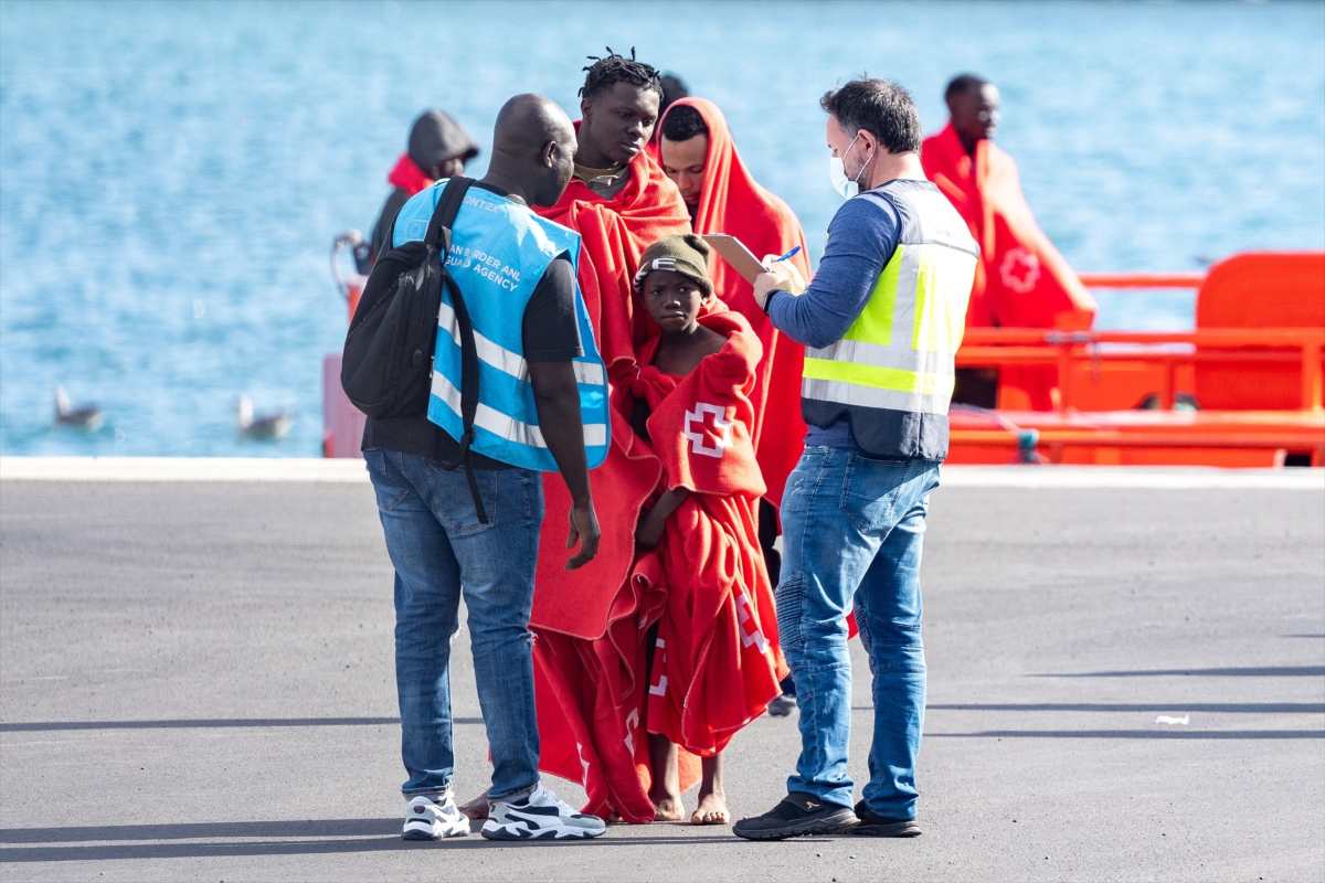 Imagen de archivo de varios migrantes llegando por mar a Canarias - Foto: Europa Press