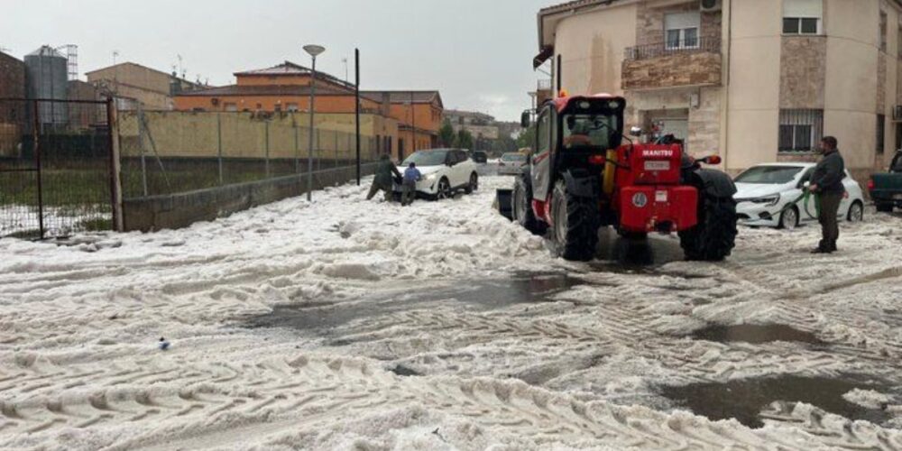 Imagen de la granizada que ha teñido de blanco la localidad de Abenójar - Foto: Bosco Martín