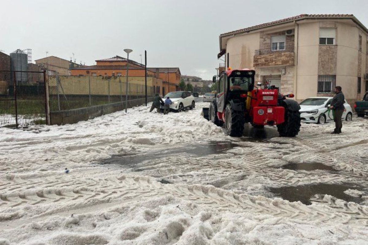 Imagen de la granizada que ha teñido de blanco la localidad de Abenójar - Foto: Bosco Martín