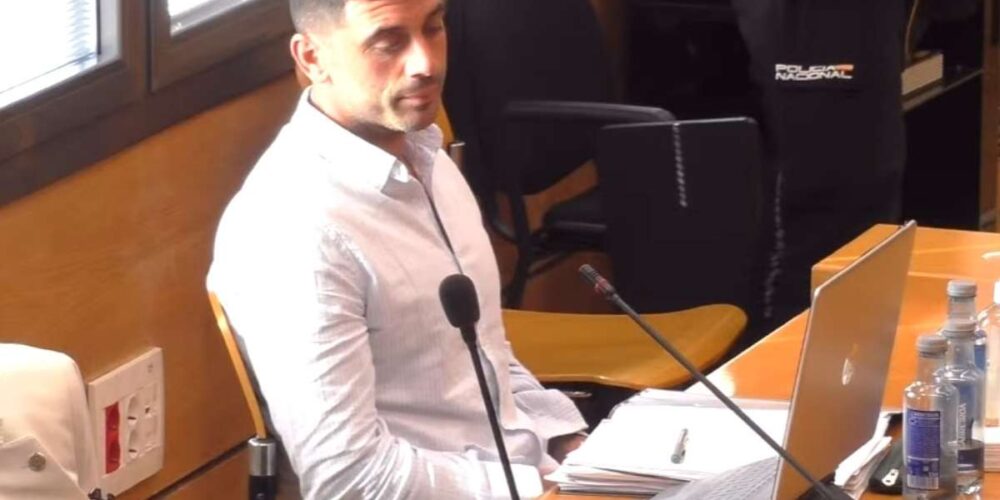 Imagen del acusado durante el juicio en el que se le acusa de asesinato por matar a su pareja