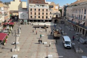 Operarios trabajando en la instalación del entoldado de la Plaza Mayor