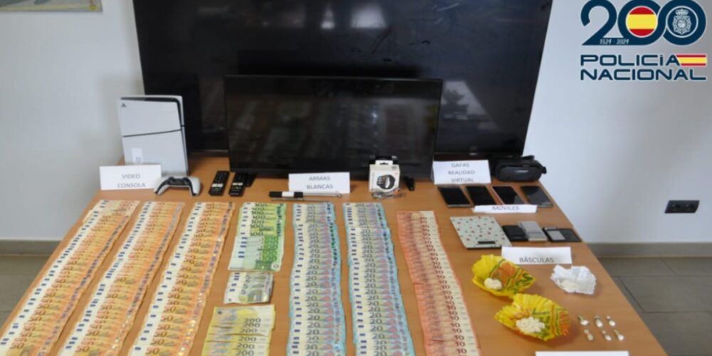 Droga y dinero incautado por la Policía Nacional de Hellín