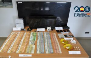 Droga y dinero incautado por la Policía Nacional de Hellín