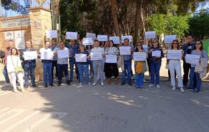 Concentración en el IES Justo Millán de Hellín para exigir a la Consejería de Educación la cobertura de la plaza de auxiliar administrativo