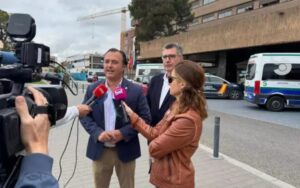El presidente del Grupo Parlamentario Vox, David Moreno, y el diputado regional de Vox, Francisco Cobo, en la puerta del Hospital General de Albacete