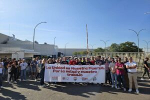 Trabajadores concentrados a las puertas de la fábrica de Vestas en Daimiel