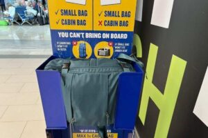 Una maleta en un mostrador de Ryanair