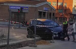 Un vehículo quedó atrapado en una zanja en la calle Hermanos Becerril.