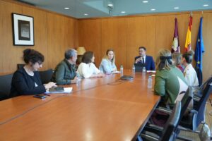 Un momento de la reunión entre ACEI CLM y el consejero Amador Pastor.