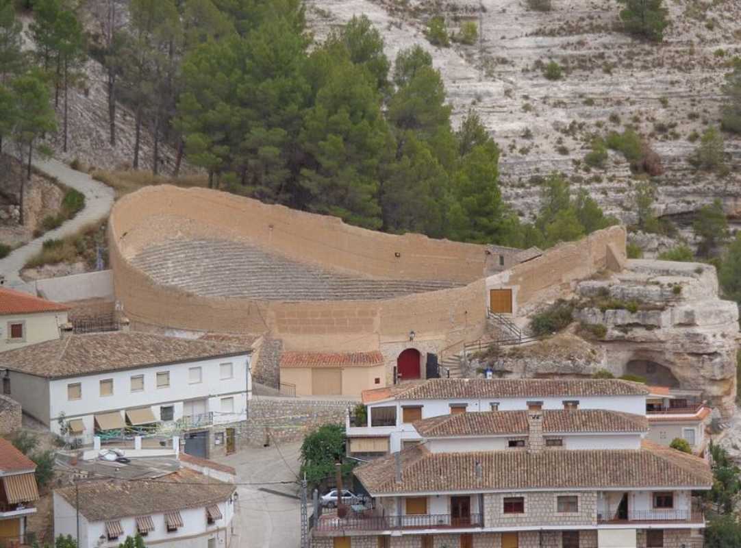 El singularísimo coso taurino de Alcalá del Júcar. Foto: Wikipedia Commons.