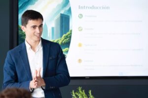 Arturo Palomino Moreno, ganador de la final nacional del SJWP 2025, durante la presentación de su proyecto ante el jurado. Foto: Aquae Fundación