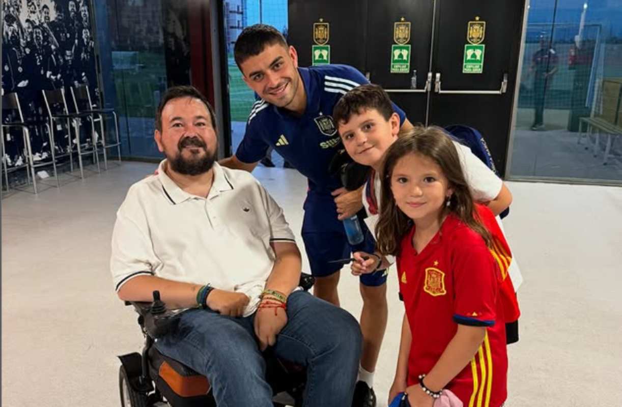 Juan Ramón Amores junto a sus dos hijos y Pedri, futbolista del Barça.
