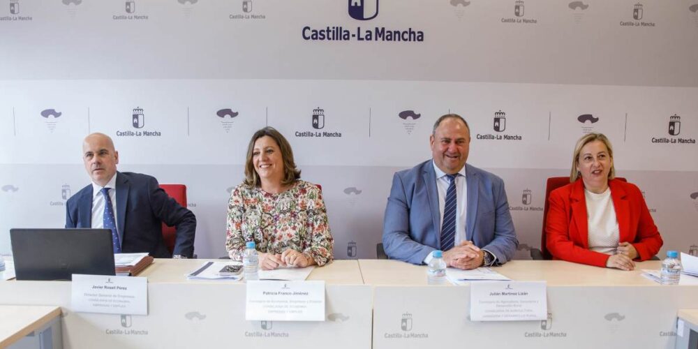 Patricia Franco y Julián Martínez Lizan (centro) presiden el recién creado Observatorio Regional de Impacto de los Aranceles.