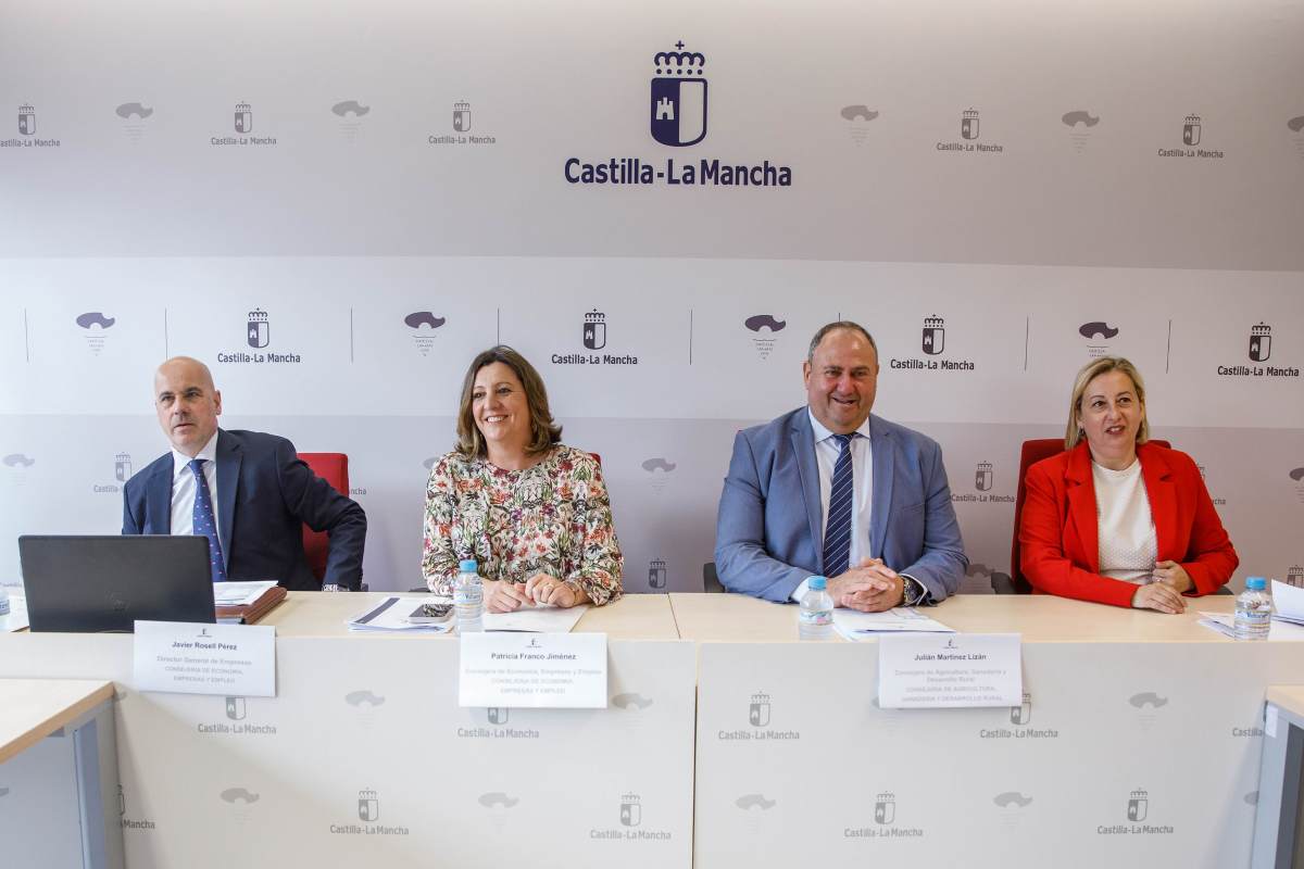 Patricia Franco y Julián Martínez Lizan (centro) presiden el recién creado Observatorio Regional de Impacto de los Aranceles.