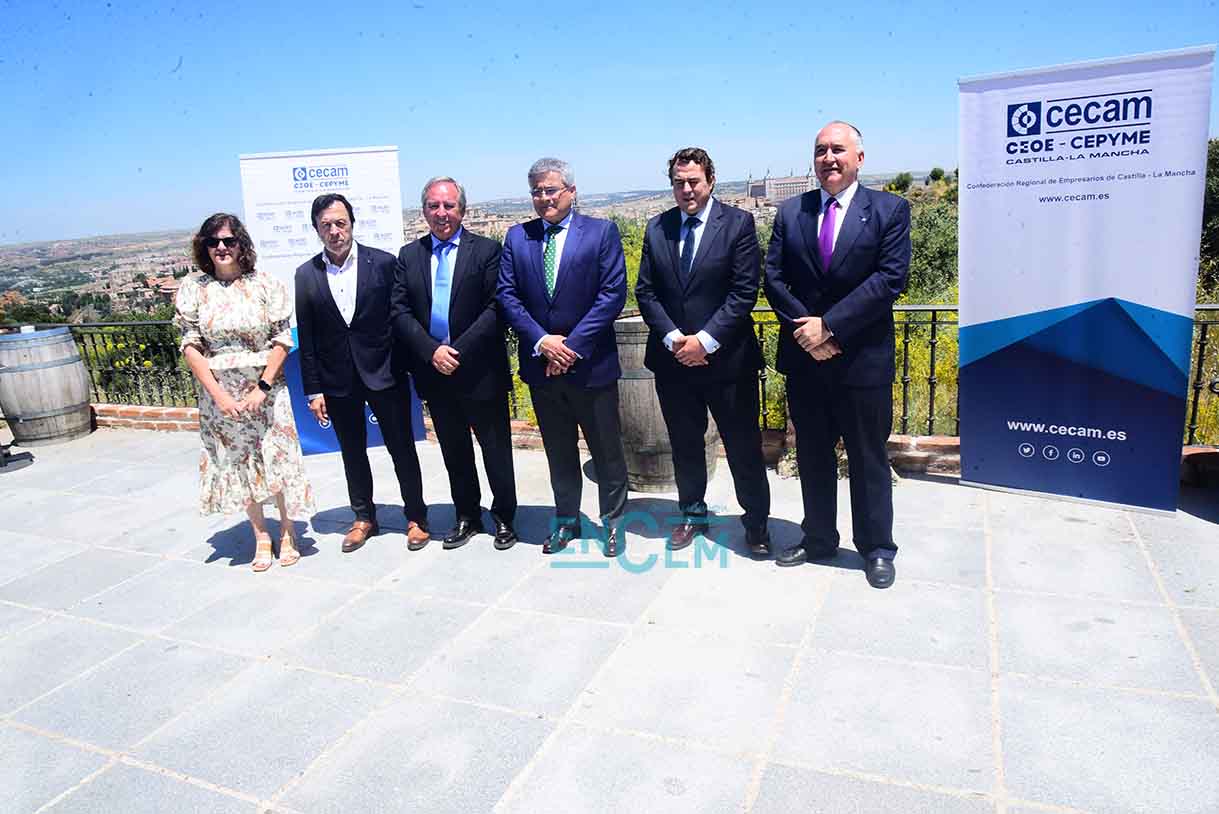 Ángel Nicolás (tercero por la izquierda), reelegido presidente de Cecam.