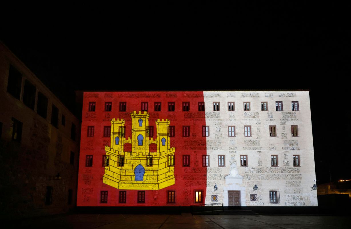 Así lucirá la fachada de las Cortes de Castilla-La Mancha durante dos noches.