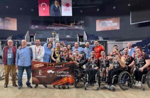 Foto de familia del BSR Amiab Albacete después de lograr un hito del deporte español.