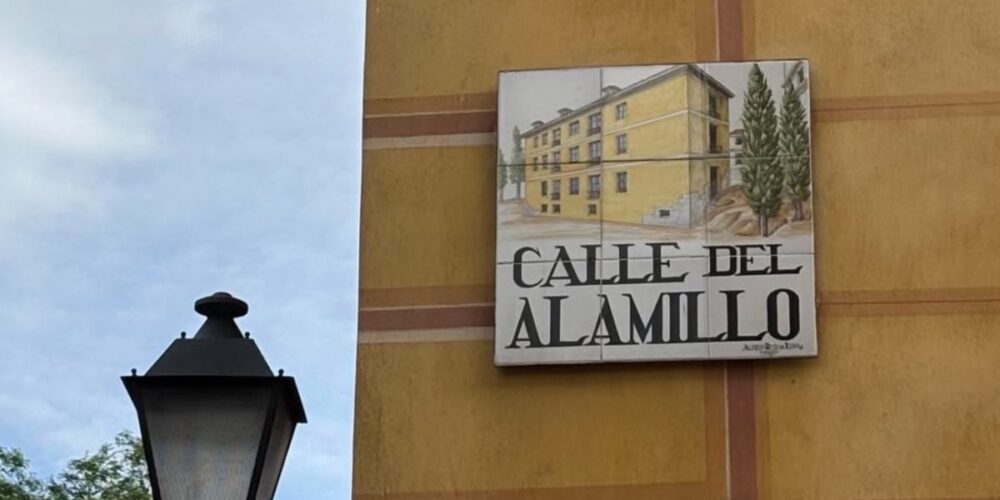 Placa de cerámica de una calle de Madrid. Foto: @lascallesdelviejomadrid