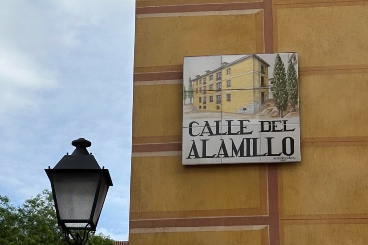 Placa de cerámica de una calle de Madrid. Foto: @lascallesdelviejomadrid