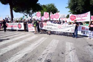 Concentración contra las macrogranjas y las plantas de biometano en Albacete, donde se celebra el Día de la Región.