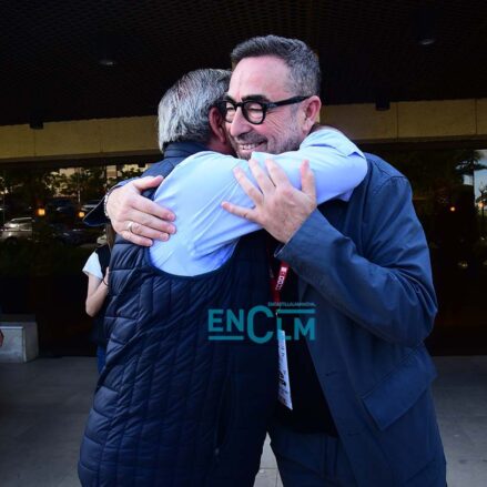 Abrazo entre Paco de la Rosa y Ángel Nicolás.