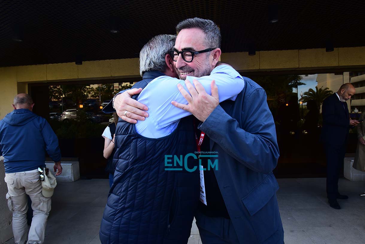 Abrazo entre Paco de la Rosa y Ángel Nicolás.