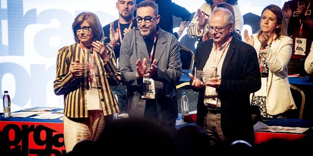 Familiares de Mata y Gil junto a Paco de la Rosa, en el homenaje que han recibido del Congreso de CCOO CLM.
