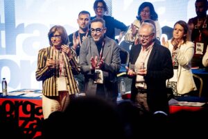 Familiares de Mata y Gil junto a Paco de la Rosa, en el homenaje que han recibido del Congreso de CCOO CLM.