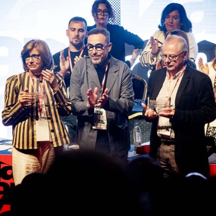 Familiares de Mata y Gil junto a Paco de la Rosa, en el homenaje que han recibido del Congreso de CCOO CLM.
