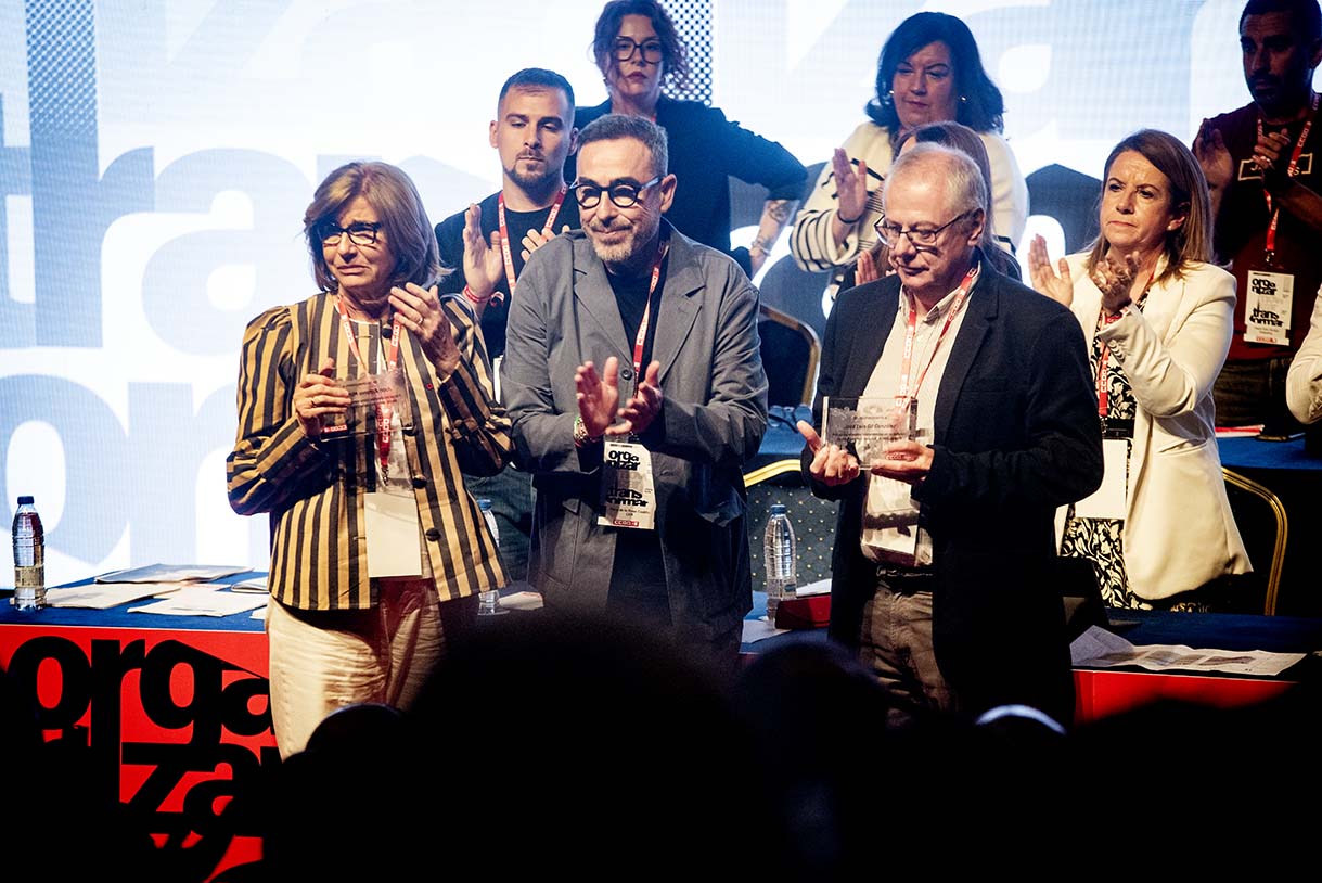 Familiares de Mata y Gil junto a Paco de la Rosa, en el homenaje que han recibido del Congreso de CCOO CLM.