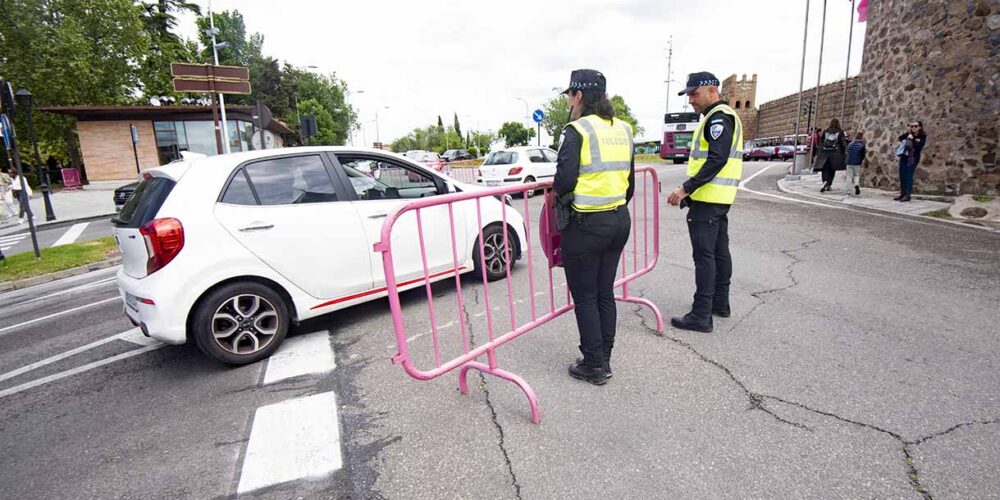 Agentes de la Policía Local controlan el acceso de tráfico al Casco Histórico de Toledo. Foto: Rebeca Arango.