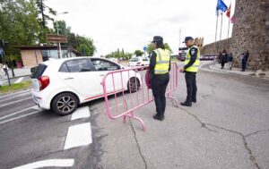 Agentes de la Policía Local controlan el acceso de tráfico al Casco Histórico de Toledo. Foto: Rebeca Arango.