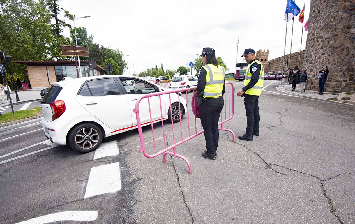 Agentes de la Policía Local controlan el acceso de tráfico al Casco Histórico de Toledo. Foto: Rebeca Arango.