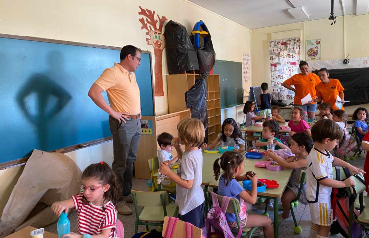 El concejal de Educación de Toledo, Daniel Morcillo, visitando uno de los campamentos de verano.
