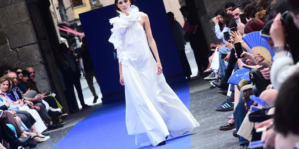 La Puerta de Bisagra de Toledo se ha convertido este jueves en el epicentro de la moda con una pasarela. Imagen: Rebeca Arango.