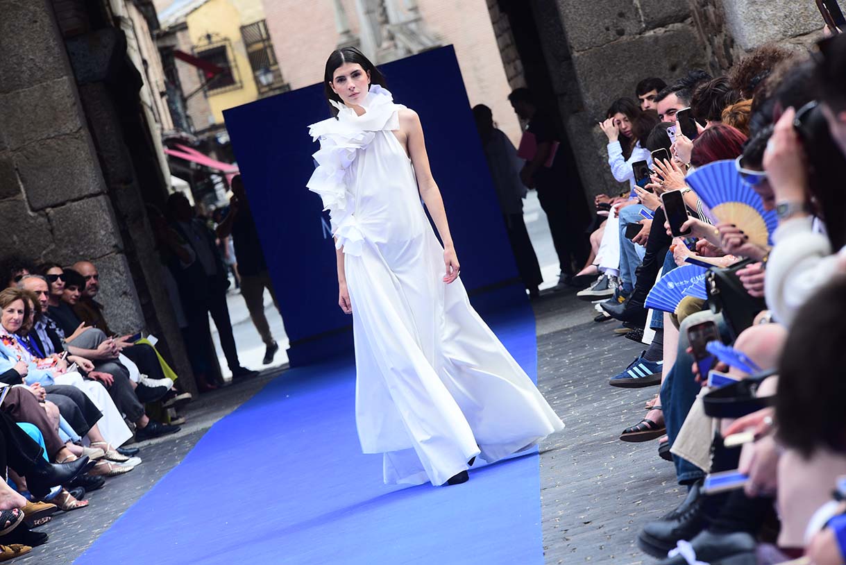 La Puerta de Bisagra de Toledo se ha convertido este jueves en el epicentro de la moda con una pasarela. Imagen: Rebeca Arango.