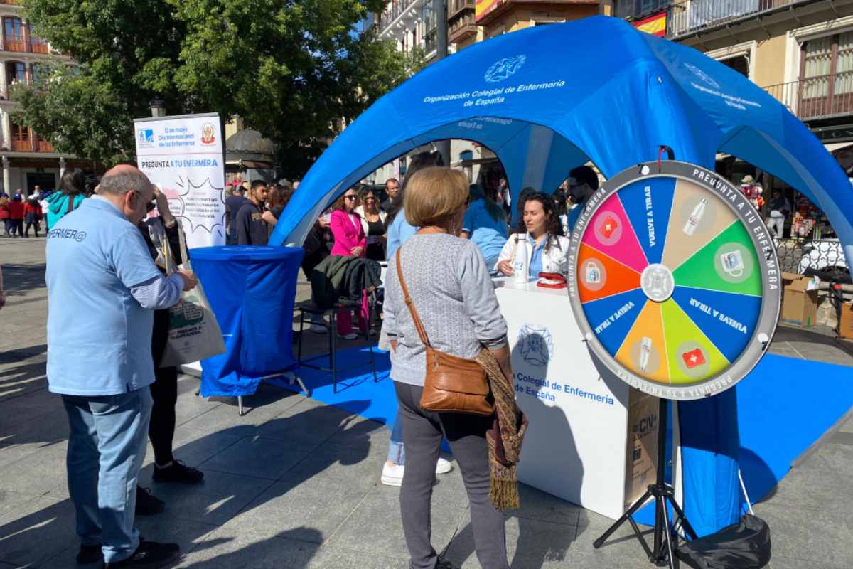 Campaña informativa del Colegio de Enfermería de Toledo en la plaza de Zocodover