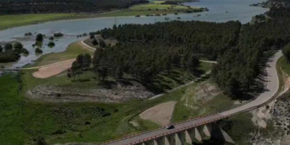El embalse de Buendía, a punto de llegar a los puentes de Villalba del Rey (Cuenca). Foto: Samuel Alcocer.
