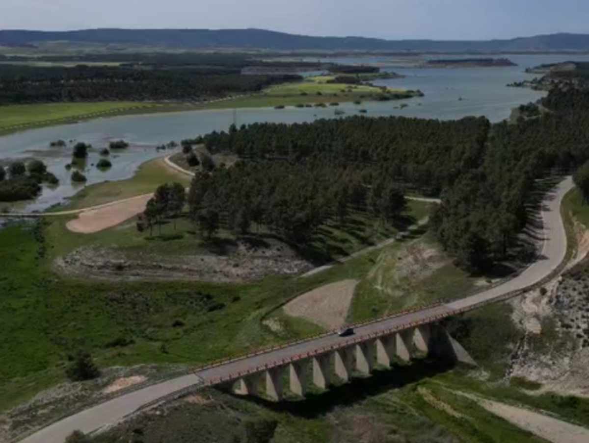 El embalse de Buendía, a punto de llegar a los puentes de Villalba del Rey (Cuenca). Foto: Samuel Alcocer.